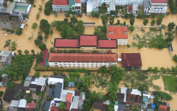 Trường THCS Đặng Văn Ngữ, phường An Cựu, TP Huế, vẫn ngập sâu ngày 30/10. Ảnh: Võ Thạnh