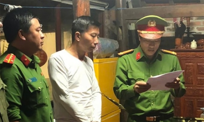 Cảnh sát đọc lệnh bắt Tân. Ảnh: Công an tỉnh Quảng Trị
