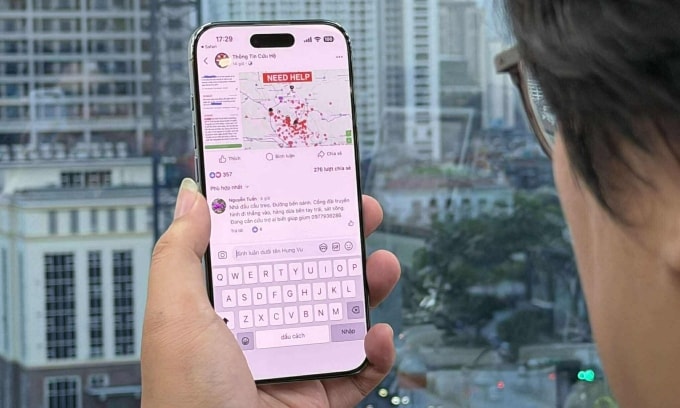 Người dùng truy cập bản đồ thông tin cứu hộ để xác định nơi cần trợ giúp. Ảnh: Trọng Đạt