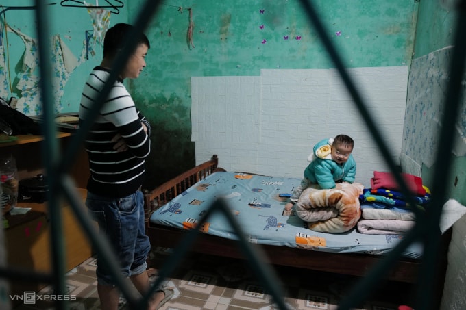 Phòng trọ giá 500.000 đồng của một gia đình công nhân Khu công nghiệp Thăng Long, Hà Nội vào năm 2022. Ảnh: Ngọc Thành