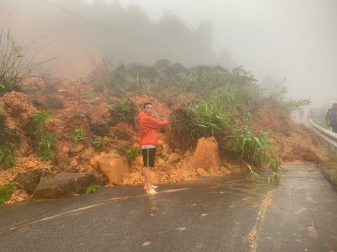 Đất đá ập xuống choán ngang đường đèo Đại Ninh, sáng nay. Ảnh: Khải Nguyên