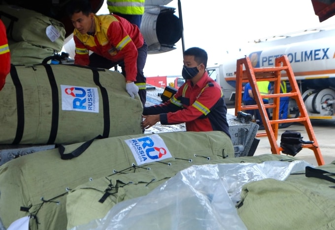 29 tấn hàng viện trợ bão lũ của Nga đến Nội Bài sáng 30/10. Ảnh: Cục Quản lý đê điều và Phòng chống thiên tai