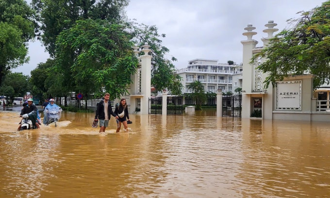 Huế mưa đặc biệt lớn gây ngập sâu, du khách lội bộ trên đường Lê Lợi đến ga Huế, ngày 28/10. Ảnh: Võ Thạnh