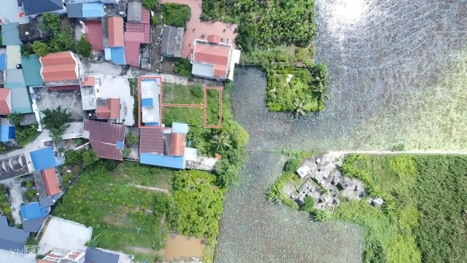 Vị trí ngôi nhà xây nhầm đất hiện tại và vị trí cần di chuyển về. Ảnh: Lê Tân
