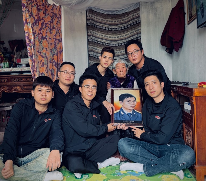 Nhóm bạn trẻ phục dựng ảnh Skyline - ứng viên Tổ chức vì cộng đồng. Ảnh: Skyline