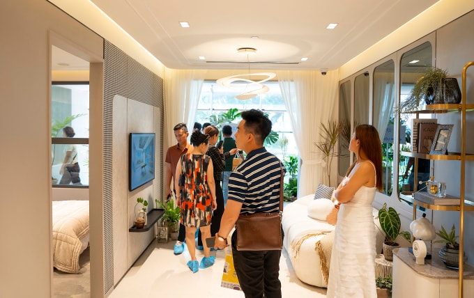 Khách hàng đi xem nhà tại một dự án thuộc khu vực Dĩ An, TP HCM. Ảnh: Phương Uyên