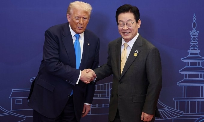 Tổng thống Mỹ Donald Trump (trái) bắt tay Tổng thống Hàn Quốc Lee Jae-myung tại Gyeongju ngày 29/10. Ảnh: Yonhap