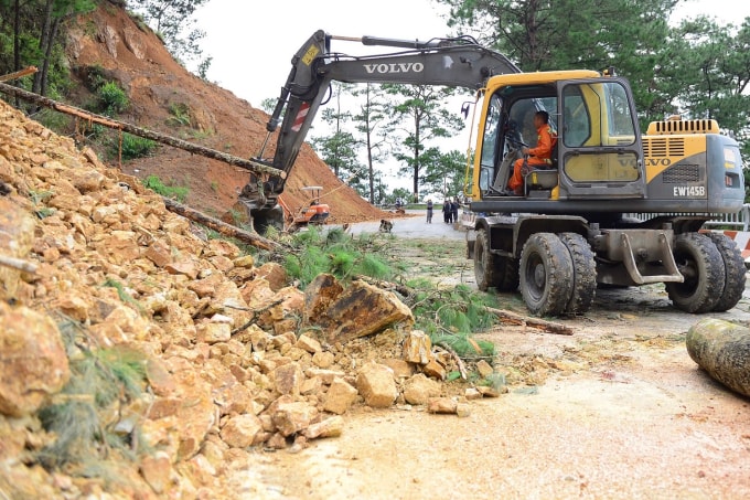 Xe cơ giới giải phóng đất đá sạt lở tràn xuống mặt đường đèo Dran. Ảnh: Khánh Hương