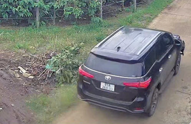 Ôtô chạy vào đoạn đường vắng sau khi gây tai nạn. Ảnh: Ngọc Oanh