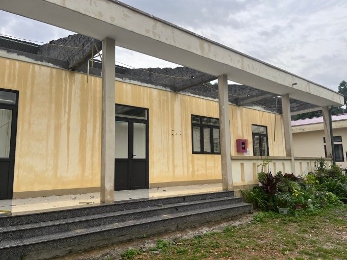 Phòng học tại Trường Mầm non Bát Mọt chờ được thay mái để đón học sinh trở lại.