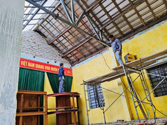 Nhà hiệu bộ tại Trường Mầm non Kỳ Thịnh 1 bị tốc mái sau bão.