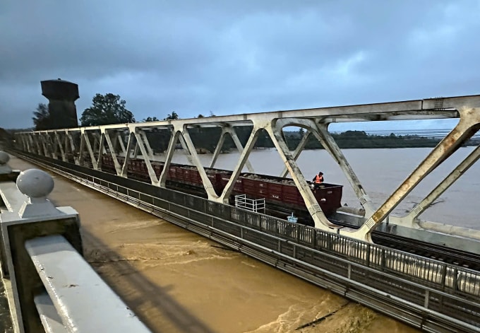 Đoàn tàu hàng nằm trên án ngữ trên cầu đường sắt Bạch Hồ chiều tối 29/10. Ảnh: VNR