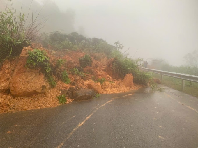 Đất đá ập xuống choán ngang đường đèo Đại Ninh, sáng nay. Ảnh: Khải Nguyên