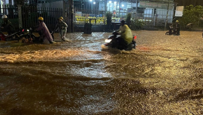 Nhiều tuyến đường ở đặc khu Phú Quốc ngập sâu. Ảnh: Dương Đông