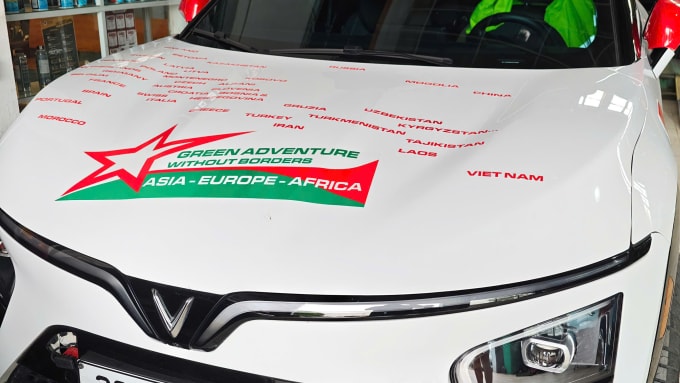 Nắp capo chiếc VF 7 Plus gắn những địa danh sẽ đi qua. Ảnh: Quang Anh