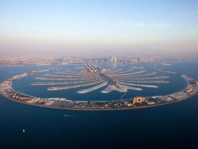 Palm Jumeirah có hình dạng như một thân cây, tỏa ra 16 nhánh lá cọ. Ảnh: Gulf News