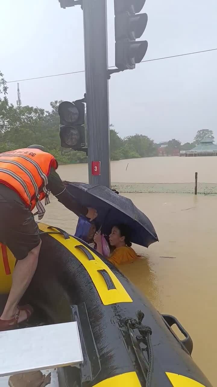 Đội cứu hộ Thái Nguyên giăng dây, cõng dân vượt lũ Huế