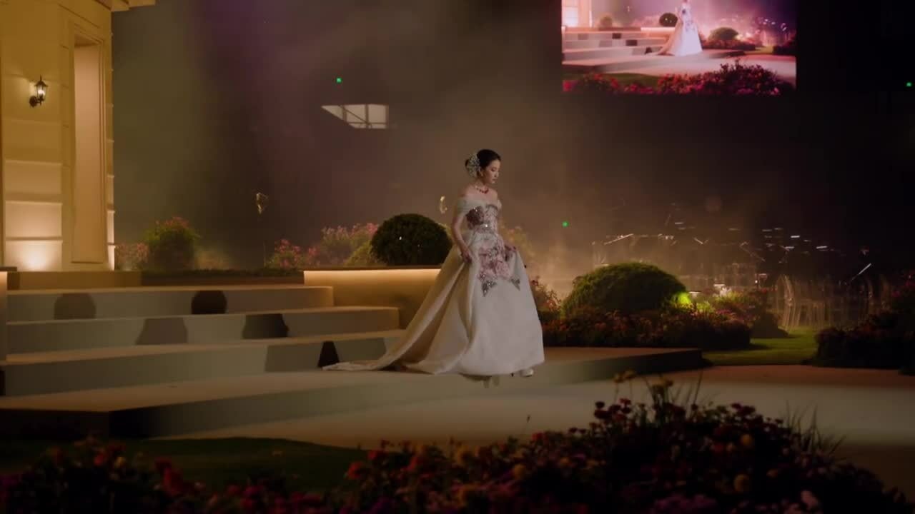 Lưu Diệc Phi trên thảm đỏ ngày 23/10/2025