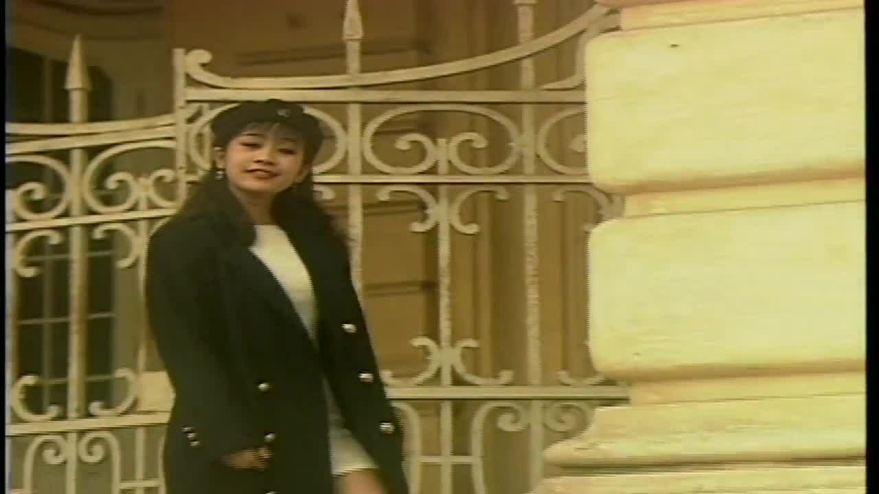 Hồng Nhung hát 'Nhớ mùa thu Hà Nội'