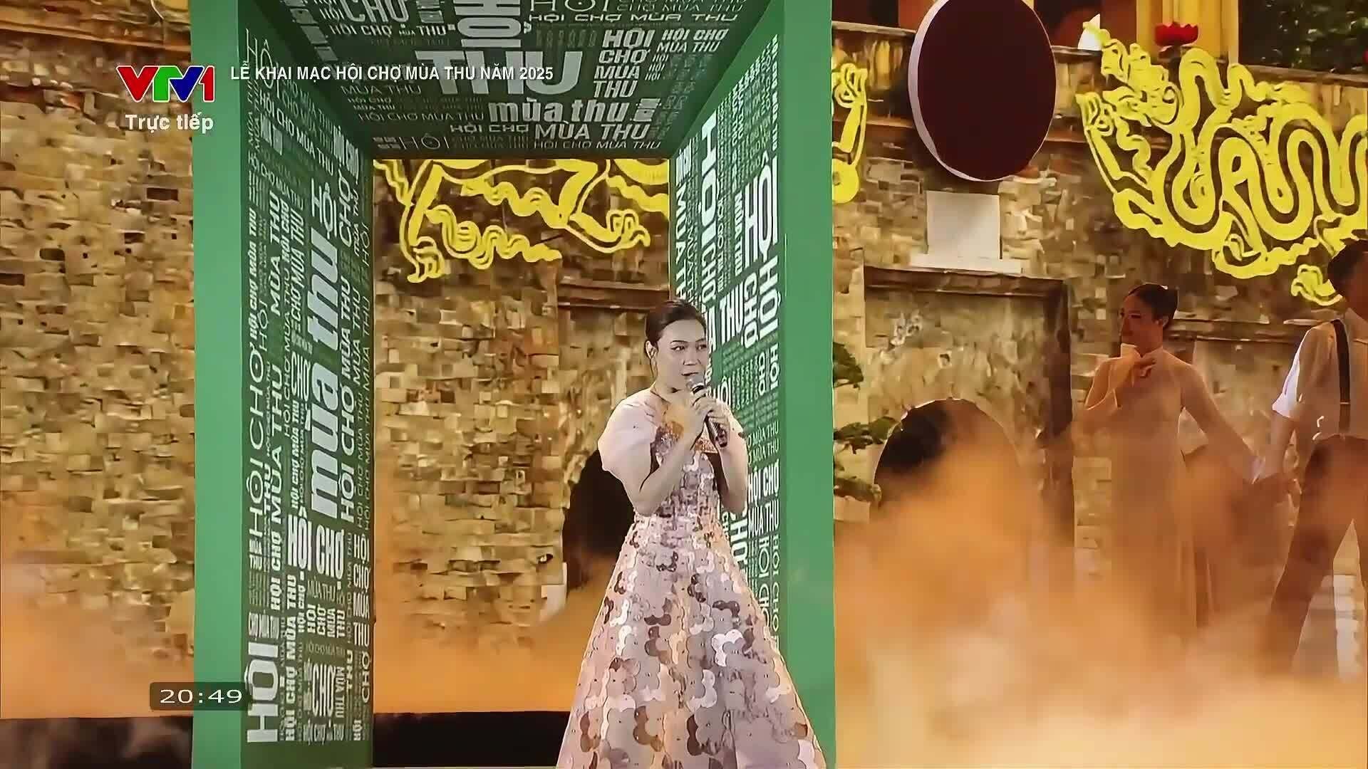 Mỹ Tâm hát 'Nhớ mùa thu Hà Nội'