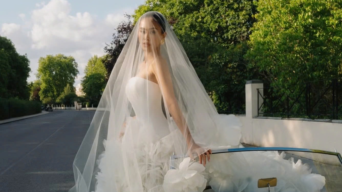 Tiên Nguyễn tạo dáng với đầm cưới của nhà mốt quốc tế