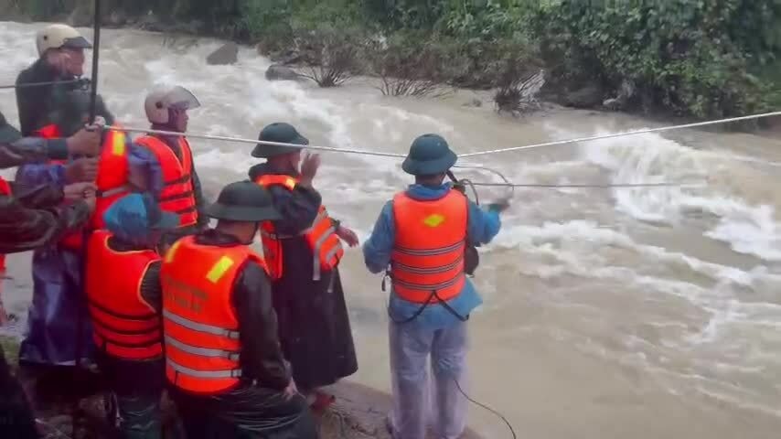 Dùng ròng rọc tiếp tế lương thực cho dân bị cô lập