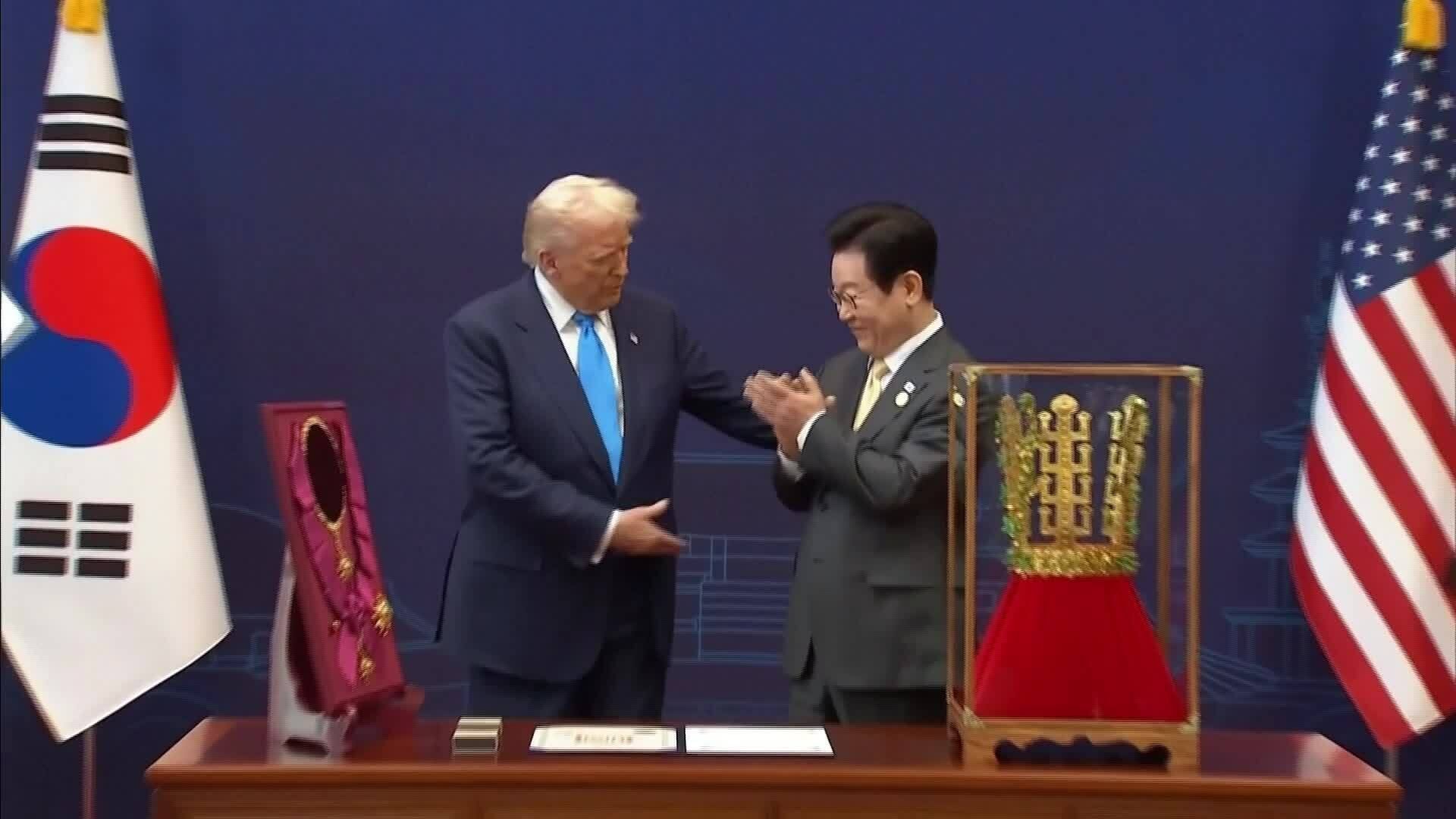 Tổng thống Hàn Quốc tặng bản sao vương miện cho Tổng thống Trump