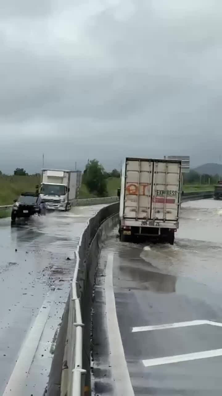 Cao tốc Vĩnh Hảo – Phan Thiết ngập sâu gần 1 m