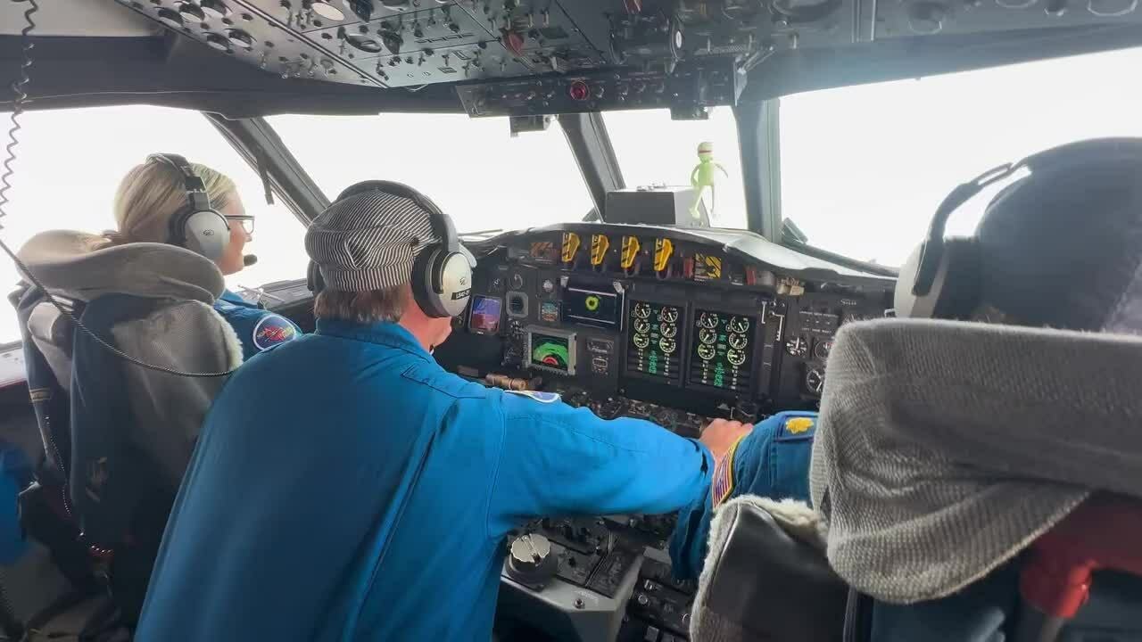 Khoảnh khắc trinh sát cơ Mỹ rung lắc khi bay xuyên bão mạnh nhất thế giới