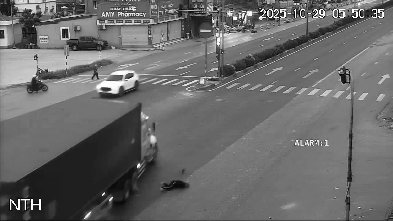 Sang đường như tự sát, người đàn ông đi bộ bị xe container đâm