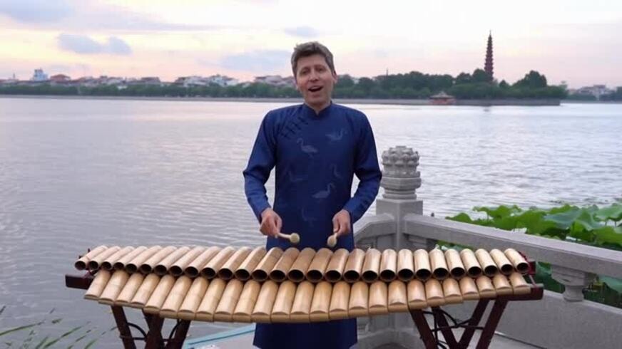 Video với hình ảnh Sam Altman chơi nhạc cụ tại Việt Nam do Sora tạo
