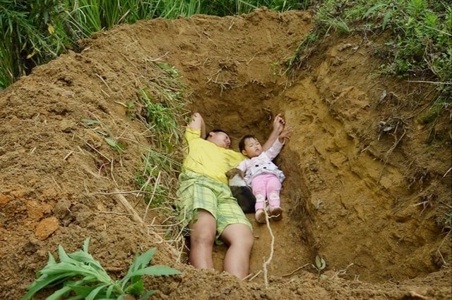 Cô bé từng được bố đào huyệt để "làm quen cái chết", 8 năm sau vẫn khỏe mạnh - Ảnh 1.