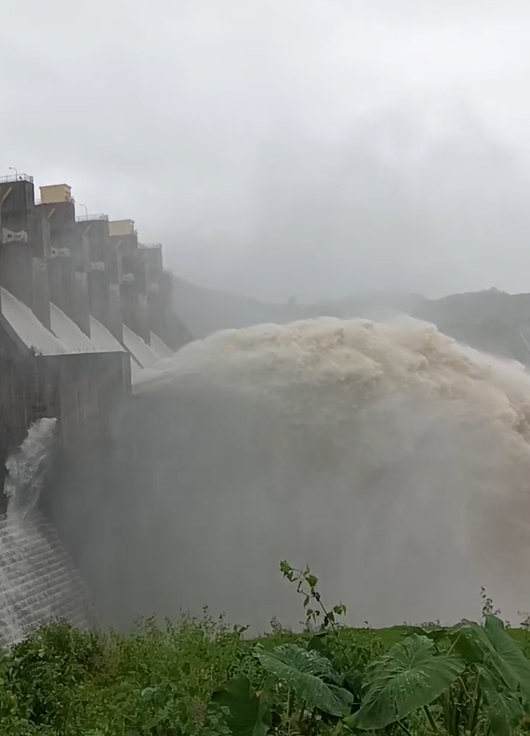 Hạ du Đà Nẵng ngập lụt , thủy điện Sông Tranh 2 xả lũ khẩn cấp - Ảnh 8. Hạ du Đà Nẵng ngập lụt , thủy điện Sông Tranh 2 xả lũ khẩn cấp - Ảnh 8.