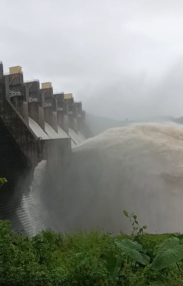 Hạ du Đà Nẵng ngập lụt , thủy điện Sông Tranh 2 xả lũ khẩn cấp - Ảnh 9. Hạ du Đà Nẵng ngập lụt , thủy điện Sông Tranh 2 xả lũ khẩn cấp - Ảnh 9.