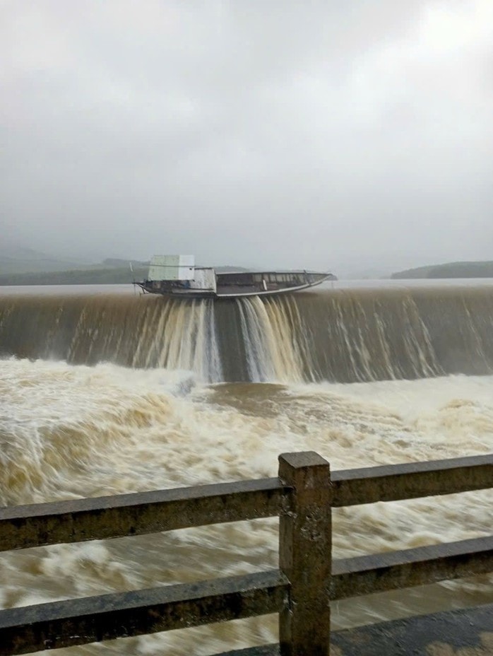 Hạ du Đà Nẵng ngập lụt , thủy điện Sông Tranh 2 xả lũ khẩn cấp - Ảnh 10. Hạ du Đà Nẵng ngập lụt , thủy điện Sông Tranh 2 xả lũ khẩn cấp - Ảnh 10.