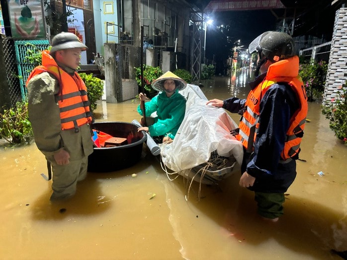 Hạ du Đà Nẵng ngập lụt , thủy điện Sông Tranh 2 xả lũ khẩn cấp - Ảnh 11. Hạ du Đà Nẵng ngập lụt , thủy điện Sông Tranh 2 xả lũ khẩn cấp - Ảnh 11.