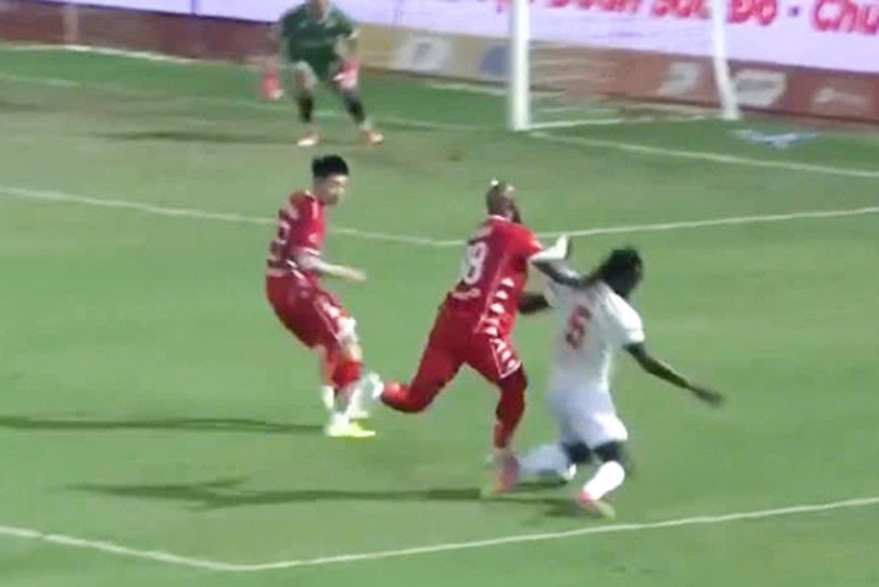 Cần xem xét lại công tác trọng tài trận Hồng Lĩnh Hà Tĩnh gặp Hải Phòng- Ảnh 3. Cần xem xét lại công tác trọng tài trận Hồng Lĩnh Hà Tĩnh gặp Hải Phòng- Ảnh 3.