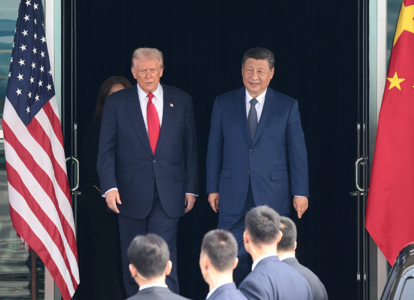 Tổng thống Mỹ Donald Trump và Chủ tịch Trung Quốc Tập Cận Bình gặp nhau tại Busan (Hàn Quốc). (Ảnh: Reuters)
