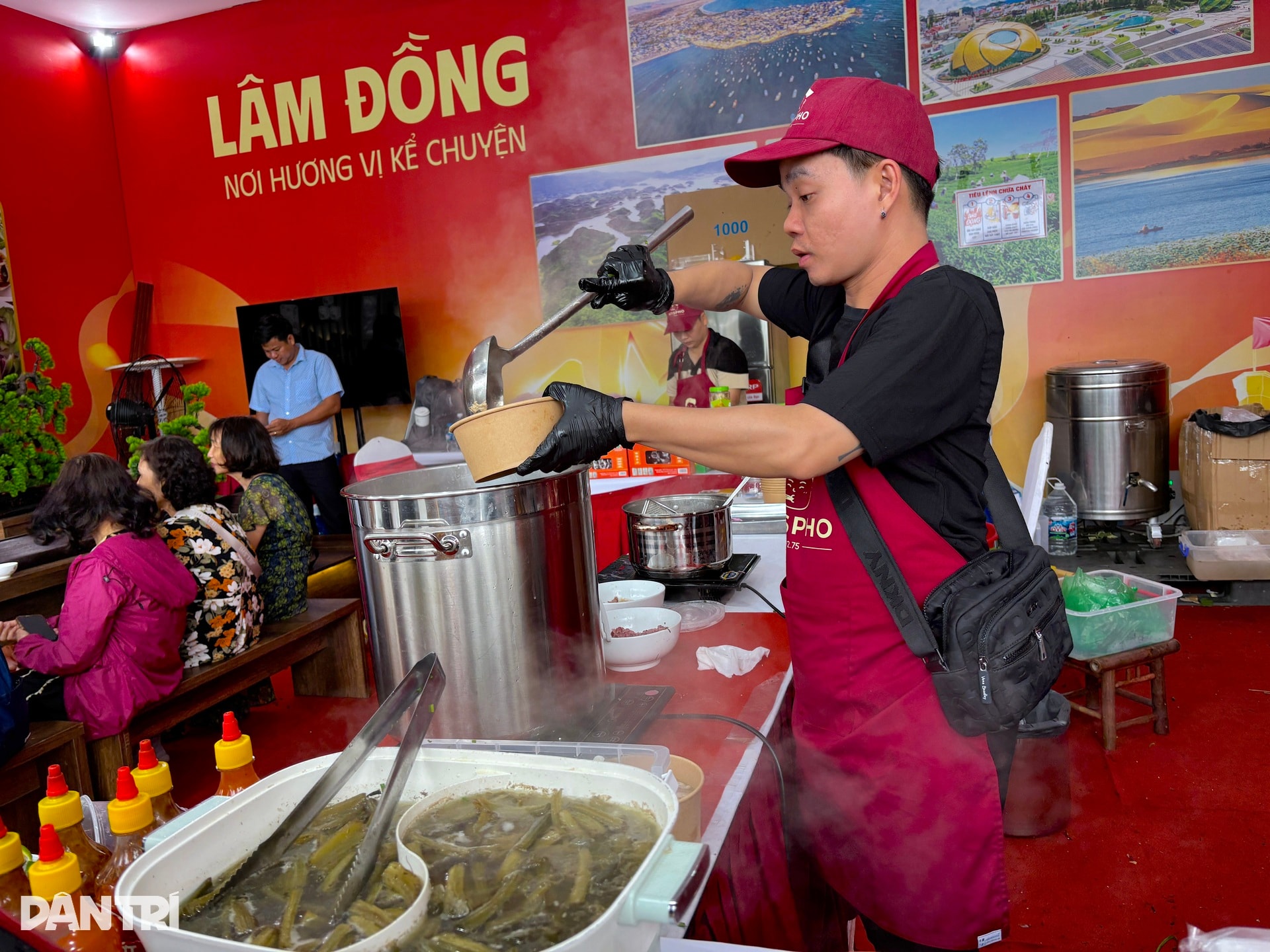 Cầm 200.000 đồng ăn đủ món ngon 3 miền tại Hội chợ Mùa Thu ở Hà Nội - 7 Cầm 200.000 đồng ăn đủ món ngon 3 miền tại Hội chợ Mùa Thu ở Hà Nội - 7