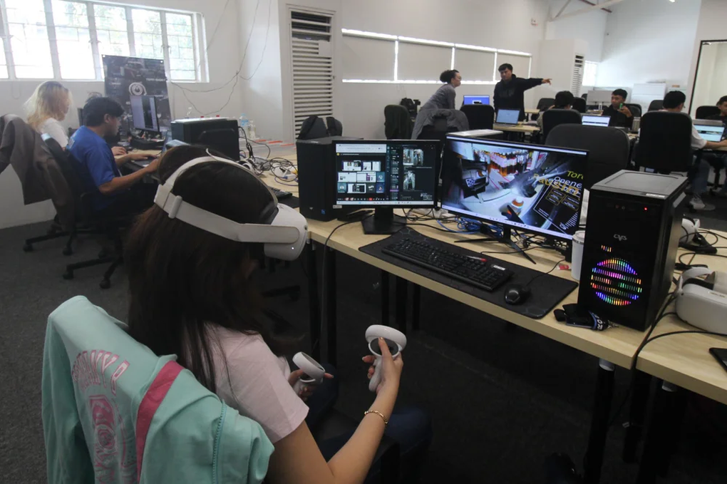 Nhân viên ngồi một chỗ, vận hành cửa hàng tiện lợi cách xa 3.000km - 1