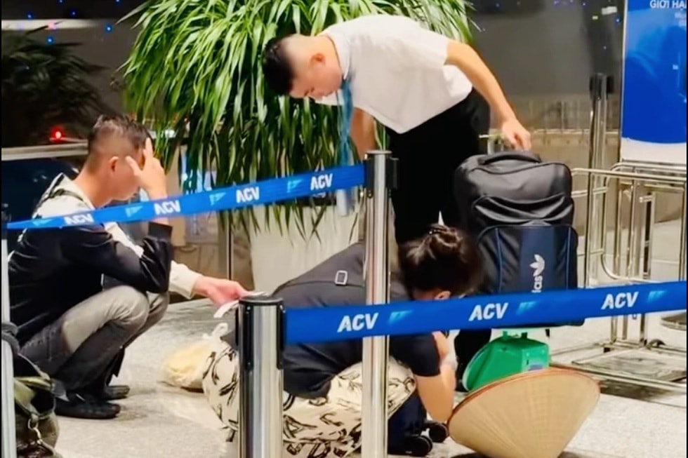 Tranh cãi chiếc cân kém sang ở sân bay - 2