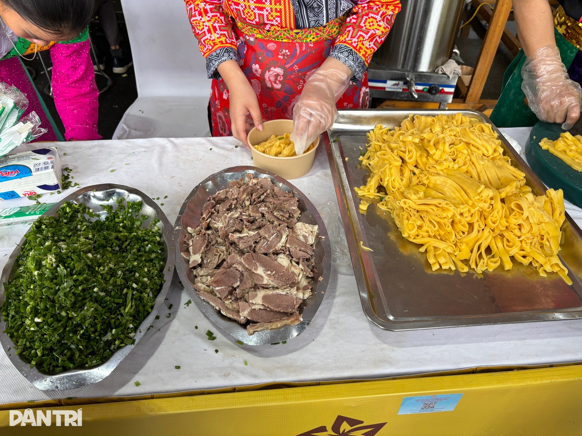 Cầm 200.000 đồng ăn đủ món ngon 3 miền tại Hội chợ Mùa Thu ở Hà Nội - 2 Cầm 200.000 đồng ăn đủ món ngon 3 miền tại Hội chợ Mùa Thu ở Hà Nội - 2