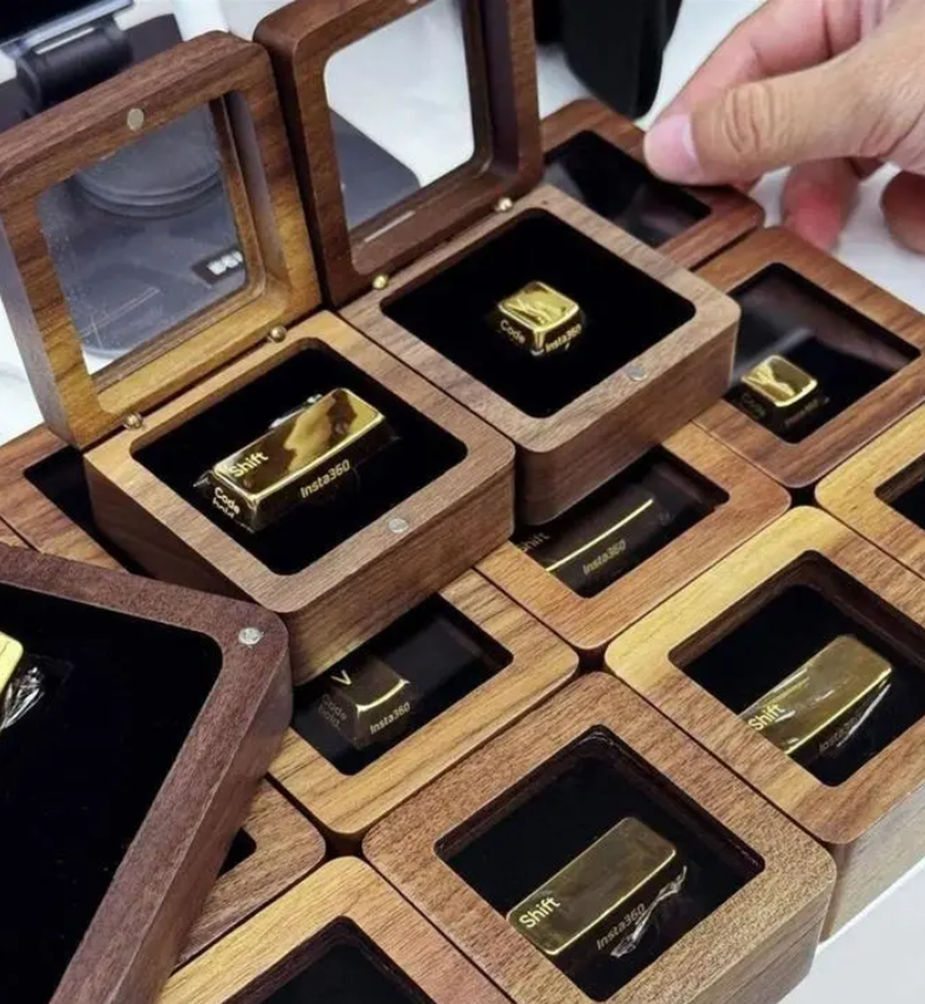 Công ty tặng bàn phím vàng trị giá 148 triệu đồng giữ chân nhân viên giỏi - 2 Công ty tặng bàn phím vàng trị giá 148 triệu đồng giữ chân nhân viên giỏi - 2