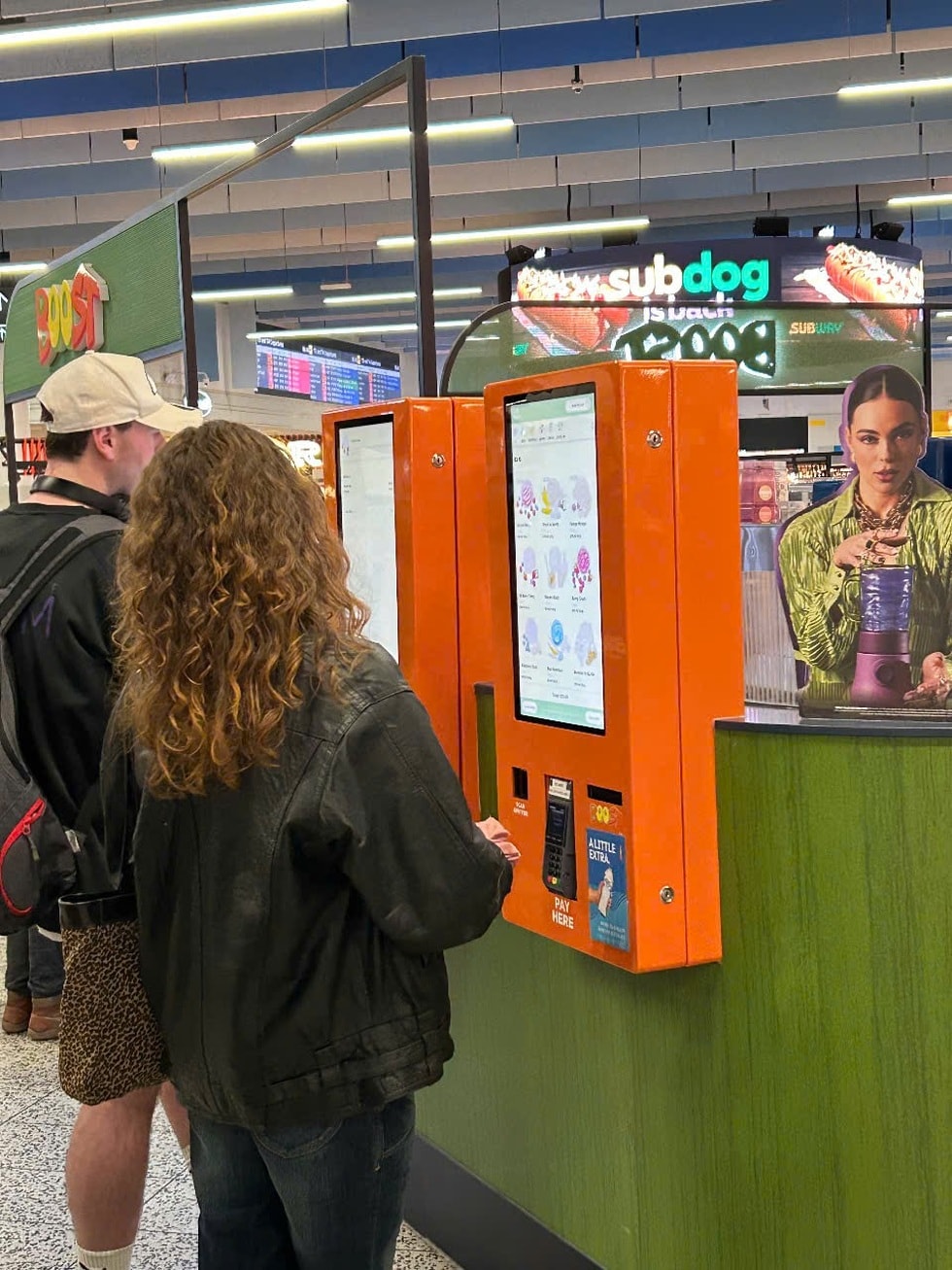 Tranh cãi chiếc cân kém sang ở sân bay - 4