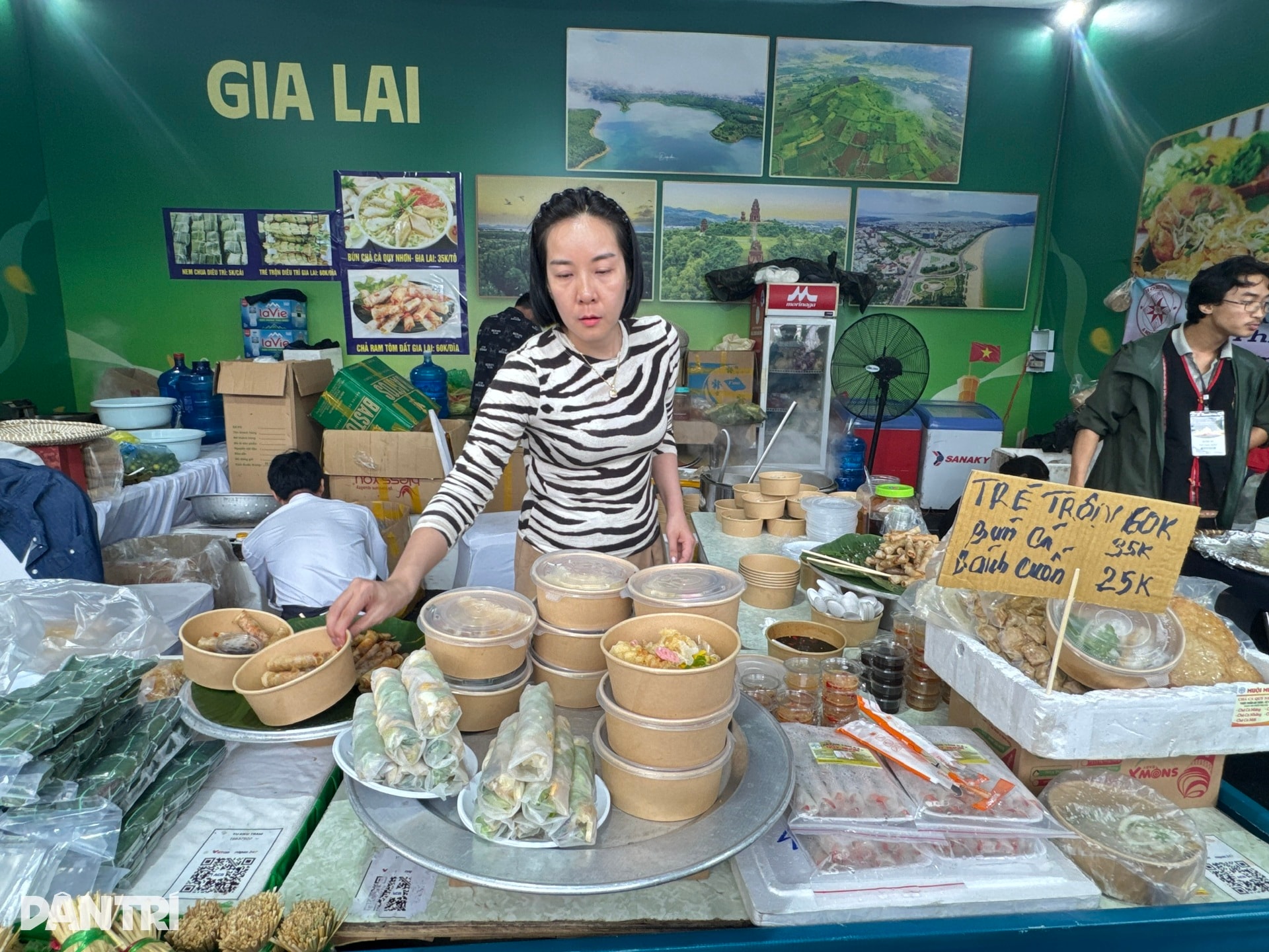 Cầm 200.000 đồng ăn đủ món ngon 3 miền tại Hội chợ Mùa Thu ở Hà Nội - 8 Cầm 200.000 đồng ăn đủ món ngon 3 miền tại Hội chợ Mùa Thu ở Hà Nội - 8