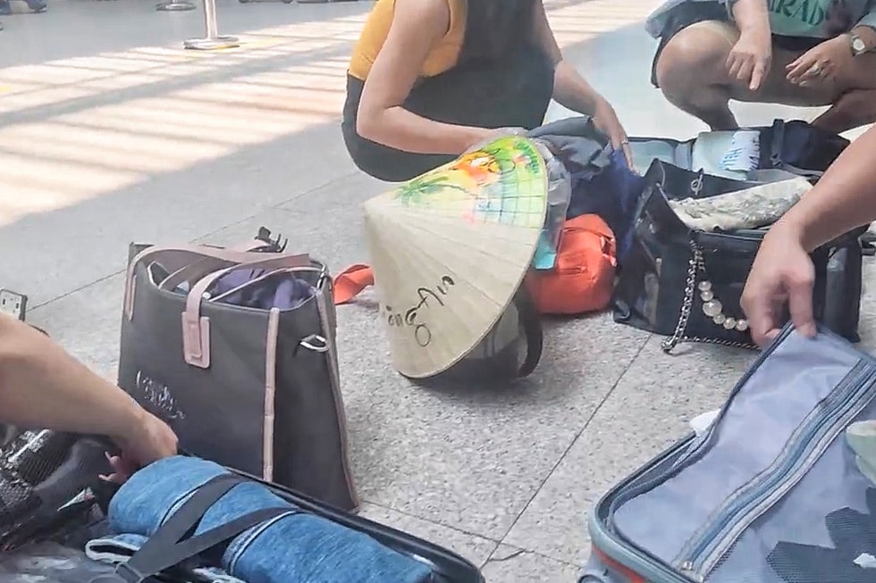 Tranh cãi chiếc cân kém sang ở sân bay - 6