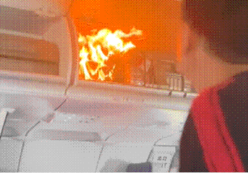 Khách rơi máy tính vào khoang hàng, máy bay phải quay đầu để tìm vì sợ nổ - 2 Khách rơi máy tính vào khoang hàng, máy bay phải quay đầu để tìm vì sợ nổ - 2