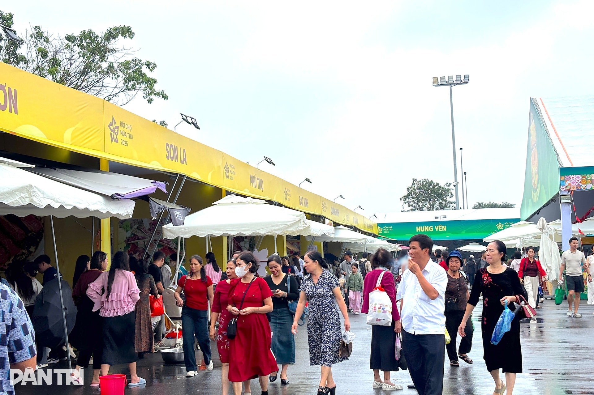 Cầm 200.000 đồng ăn đủ món ngon 3 miền tại Hội chợ Mùa Thu ở Hà Nội - 1 Cầm 200.000 đồng ăn đủ món ngon 3 miền tại Hội chợ Mùa Thu ở Hà Nội - 1