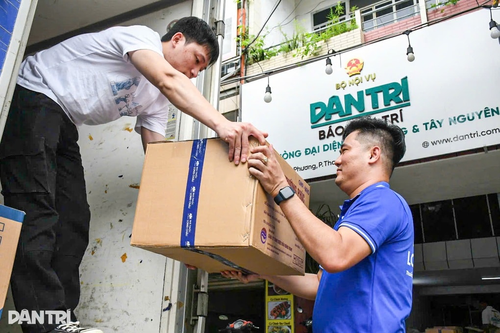 Dược phẩm Long Châu cùng báo Dân trí hỗ trợ thuốc tới bà con vùng lũ - 2