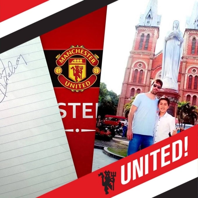 Bức ảnh anh Luật chụp cùng Van Nistelrooy tại Nhà thờ Đức Bà. Ảnh: NVCC